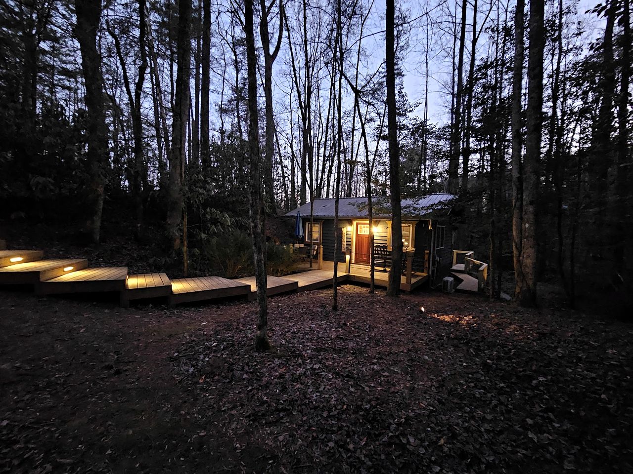 Romantic Creekside Cabin Retreat with Hot Tub, Fire Pit and Peaceful Forest Views in Sautee Nacoochee, Georgia