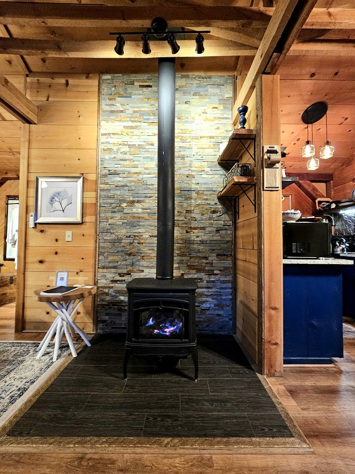 Romantic Creekside Cabin Retreat with Hot Tub, Fire Pit and Peaceful Forest Views in Sautee Nacoochee, Georgia