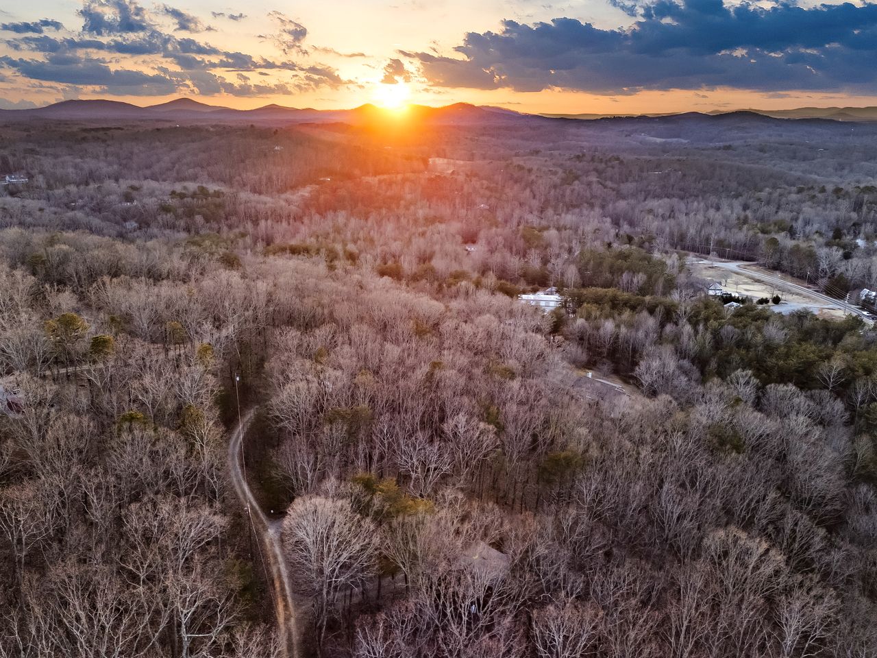 Peaceful Mountain Cabin with Mt Yonah Views with Fire Pit and Outdoor Dining in Sautee Nacoochee, Georgia