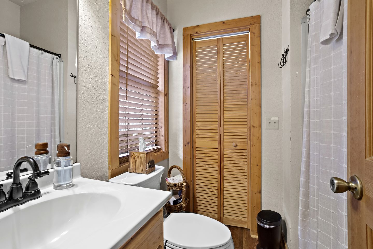 Peaceful Mountain Cabin with Mt Yonah Views with Fire Pit and Outdoor Dining in Sautee Nacoochee, Georgia