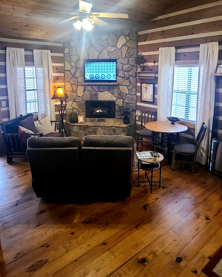 Peaceful Mountain Cabin with Mt Yonah Views with Fire Pit and Outdoor Dining in Sautee Nacoochee, Georgia