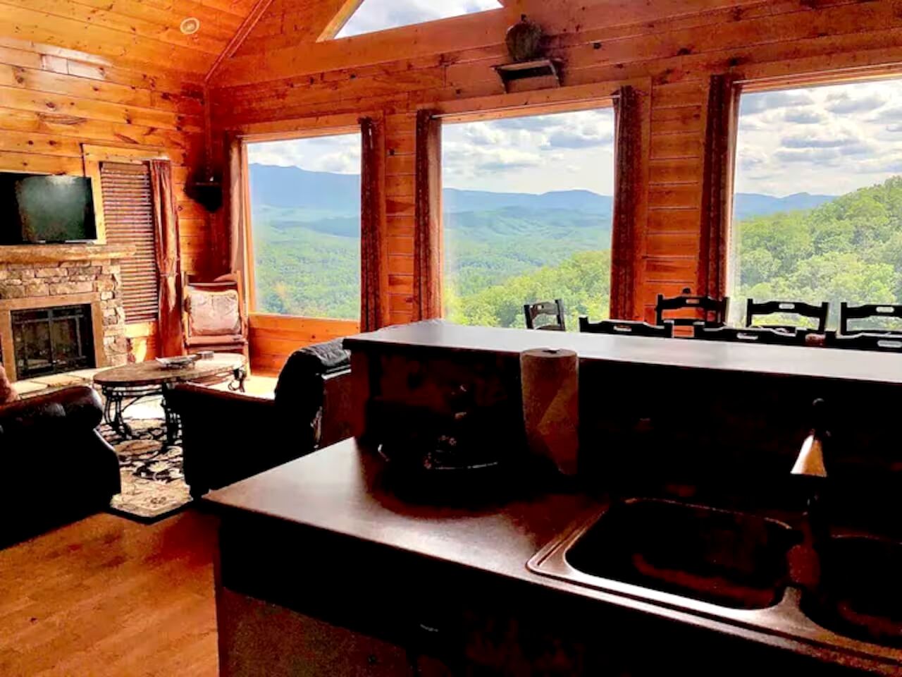 Stunning Mountain Cabin with Hot Tub and Game Room Near Dollywood, Sevierville, Tennessee