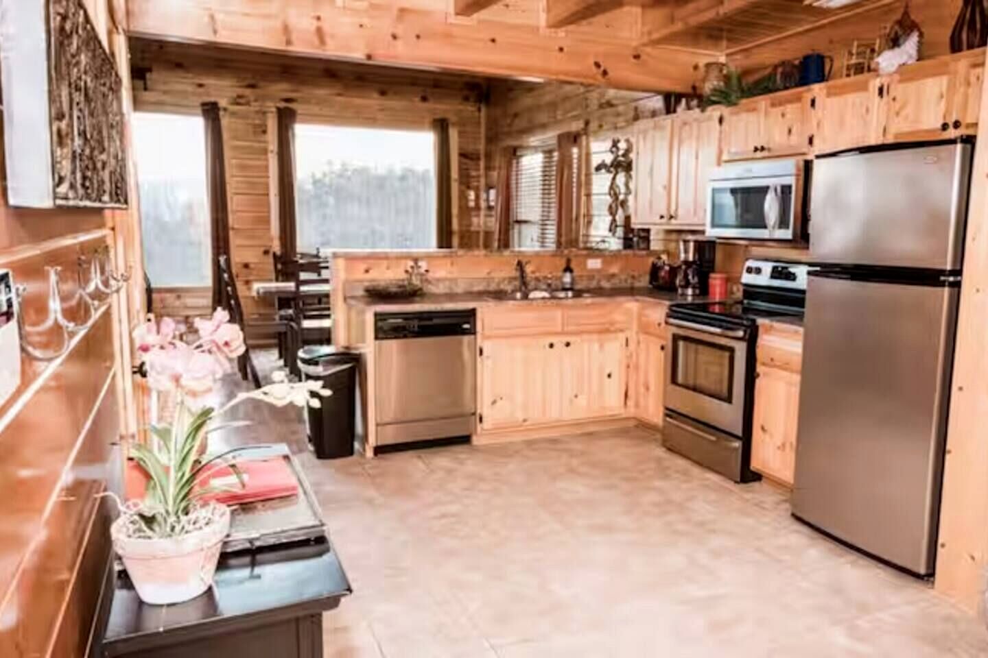 Stunning Mountain Cabin with Hot Tub and Game Room Near Dollywood, Sevierville, Tennessee