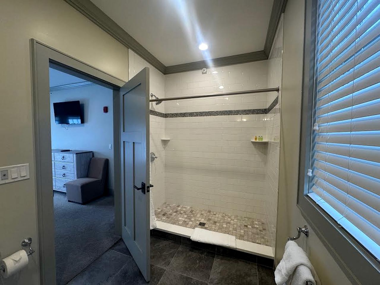 Luxury Waterfront Cottage with Kayaks & Private Boat Launch near Pontoosuc Lake, Lanesborough, Massachusetts