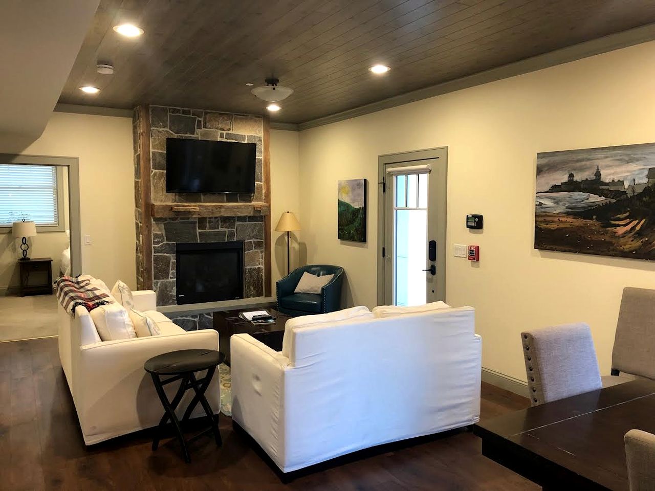 Luxury Waterfront Cottage with Kayaks & Private Boat Launch near Pontoosuc Lake, Lanesborough, Massachusetts