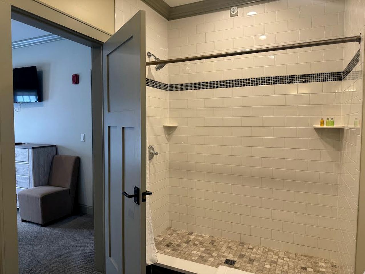 Luxury Waterfront Cottage with Kayaks & Private Boat Launch near Pontoosuc Lake, Lanesborough, Massachusetts