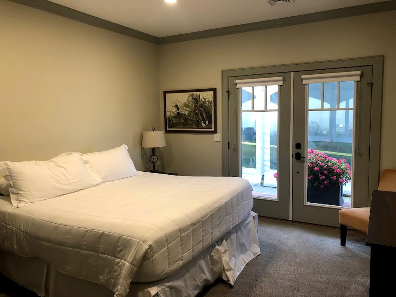 Luxury Waterfront Cottage with Kayaks & Private Boat Launch near Pontoosuc Lake, Lanesborough, Massachusetts