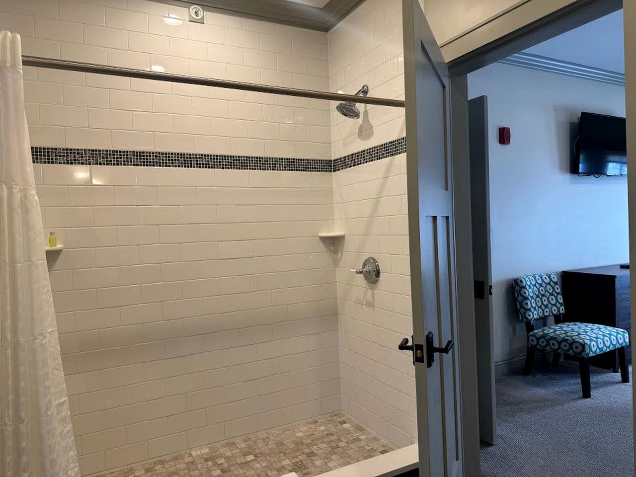 Luxury Waterfront Cottage with Kayaks & Private Boat Launch near Pontoosuc Lake, Lanesborough, Massachusetts