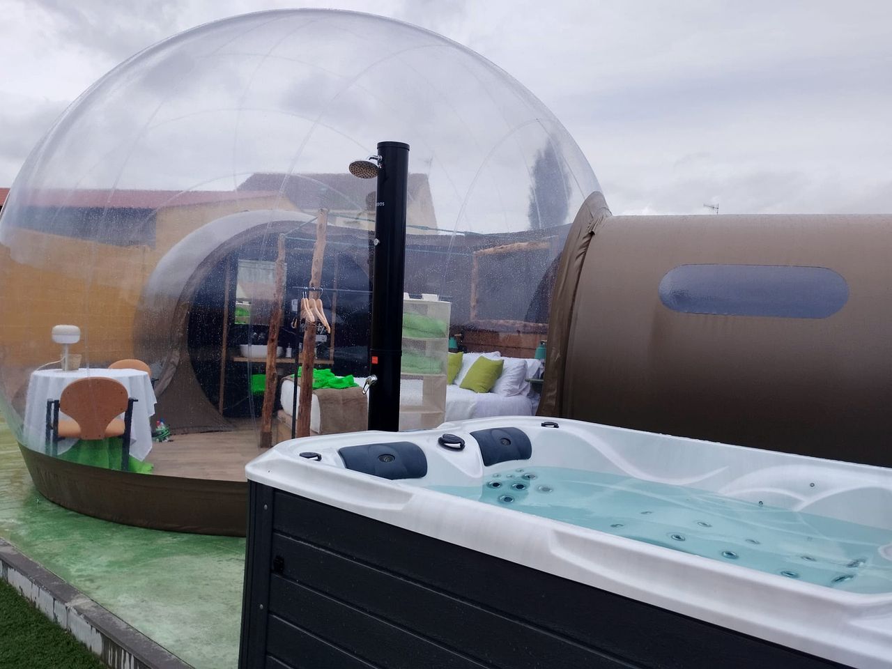 Couples Bubble Retreat with Jacuzzi and Panoramic Star Views in Segovia, Spain