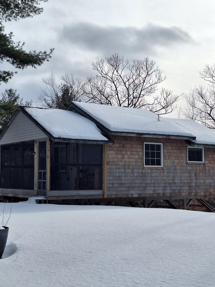 Unplug and Reconnect in a Peaceful Off-Grid Cabin for Relaxation and Nature Immersion in Beddington, Maine