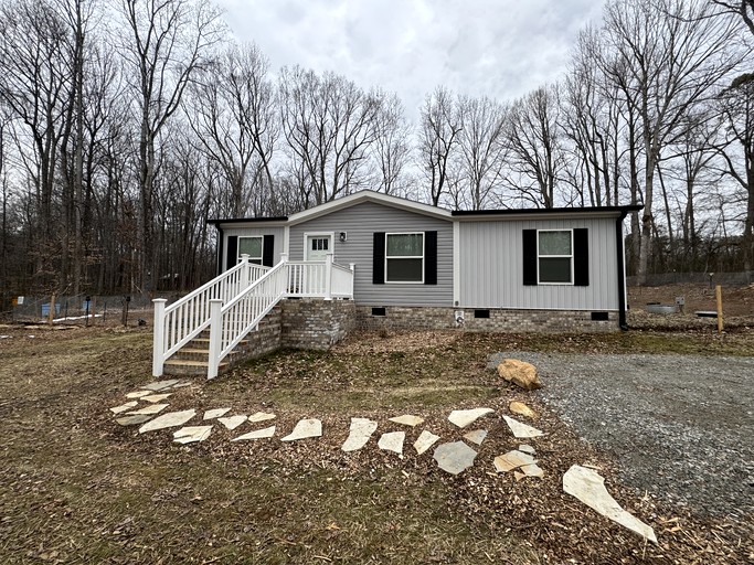 Peaceful Farmstead Cottage with Creekside Views Near Iron Station, North Carolina
