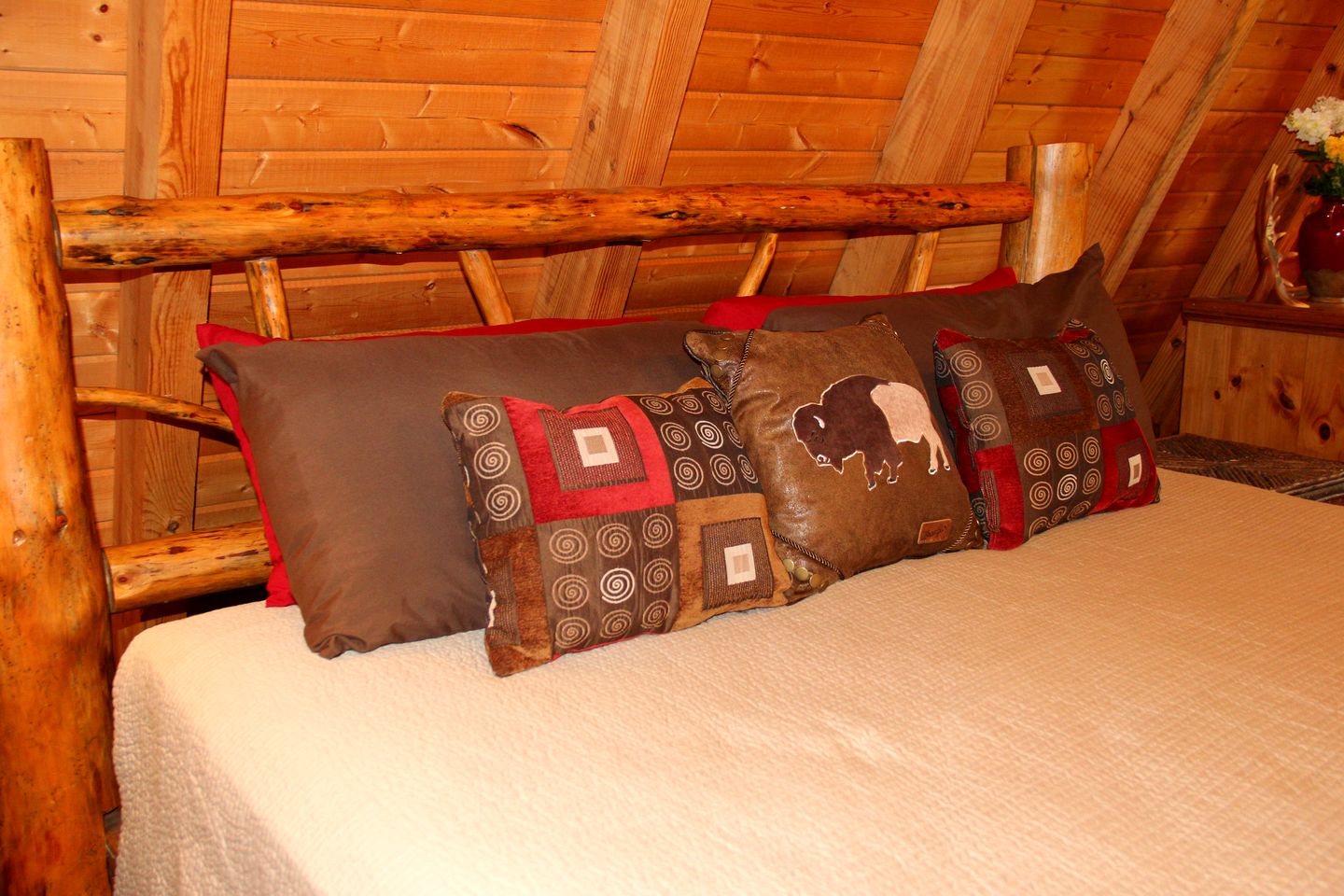 Rustic-Modern Log Cabin Getaway: Family-Friendly, Quiet Ranch, Wildlife at Your Door in Clyde, North Carolina