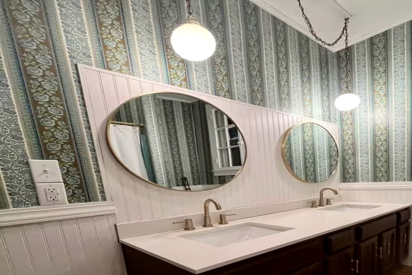 Classic Lakeside Estate Stay with Cozy Living Spaces & Outdoor Adventures in Kuttawa, Kentucky