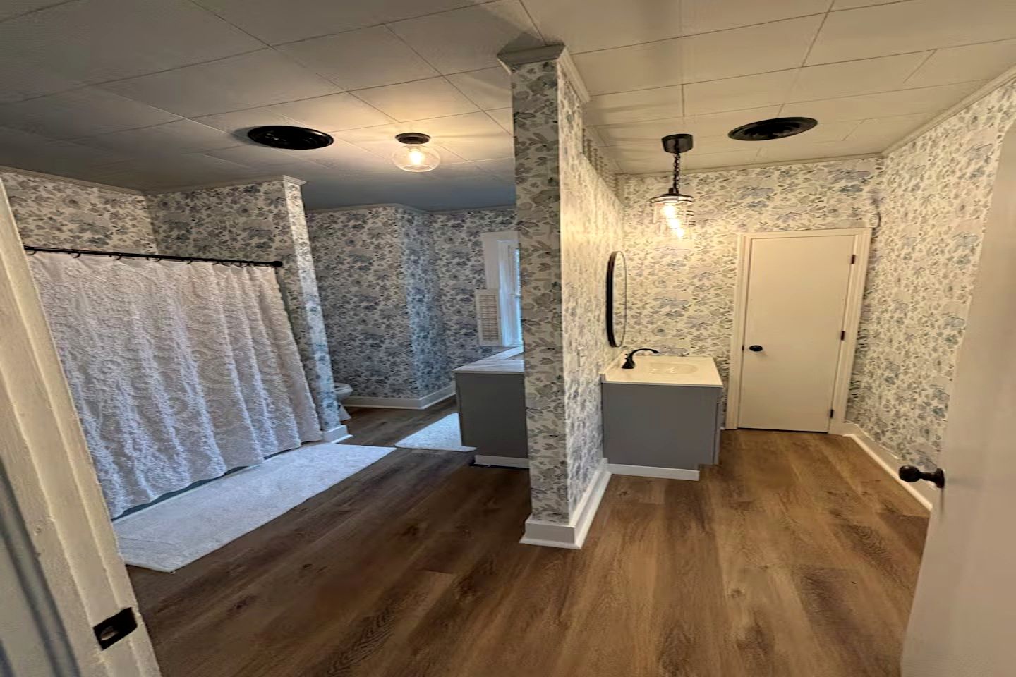 Classic Lakeside Estate Stay with Cozy Living Spaces & Outdoor Adventures in Kuttawa, Kentucky