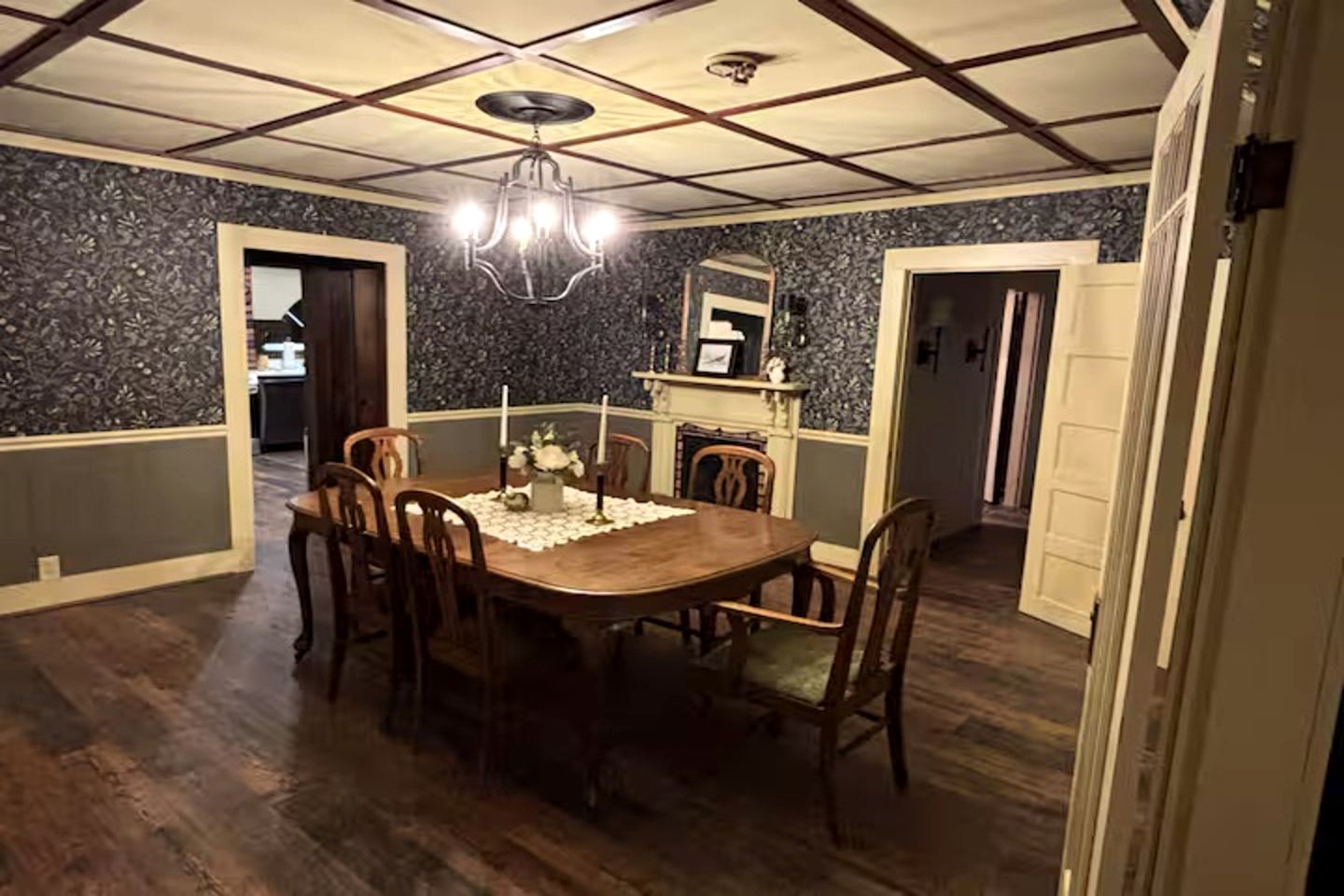 Classic Lakeside Estate Stay with Cozy Living Spaces & Outdoor Adventures in Kuttawa, Kentucky