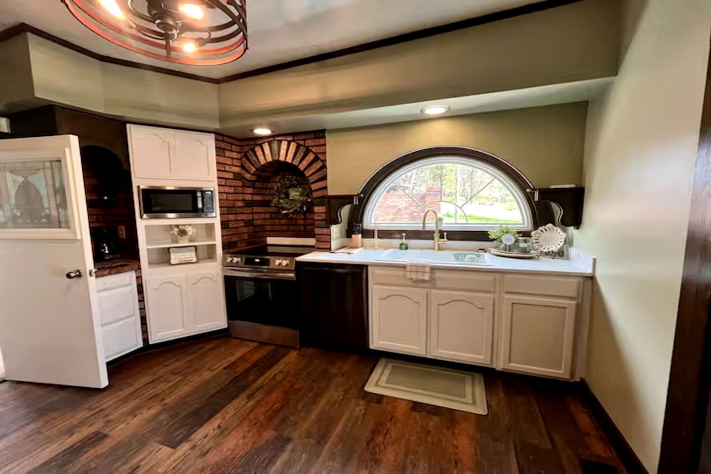 Classic Lakeside Estate Stay with Cozy Living Spaces & Outdoor Adventures in Kuttawa, Kentucky