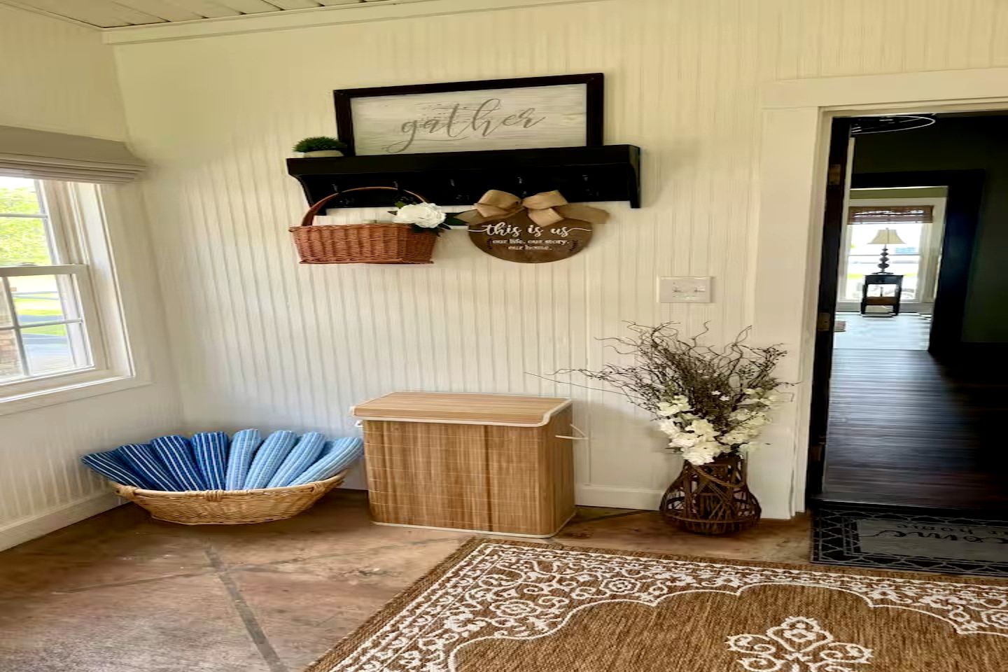 Classic Lakeside Estate Stay with Cozy Living Spaces & Outdoor Adventures in Kuttawa, Kentucky