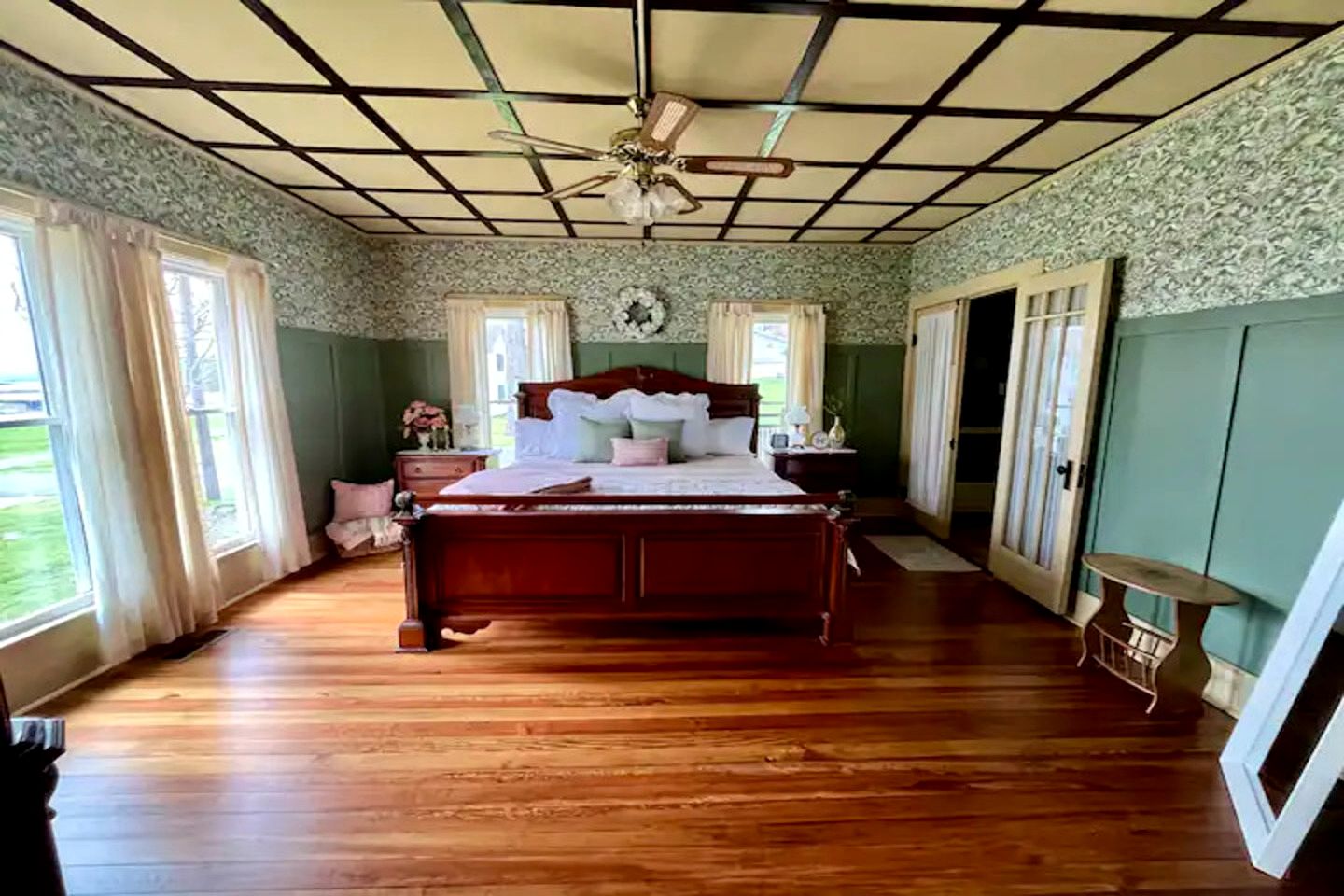 Classic Lakeside Estate Stay with Cozy Living Spaces & Outdoor Adventures in Kuttawa, Kentucky