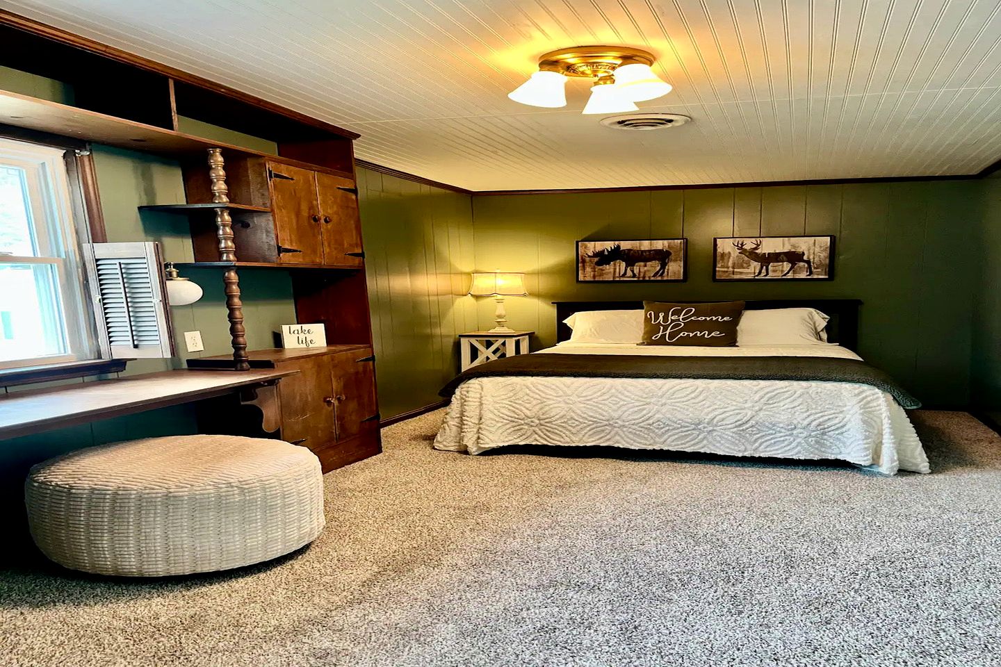 Classic Lakeside Estate Stay with Cozy Living Spaces & Outdoor Adventures in Kuttawa, Kentucky