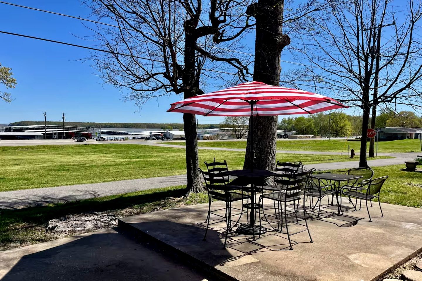 Classic Lakeside Estate Stay with Cozy Living Spaces & Outdoor Adventures in Kuttawa, Kentucky