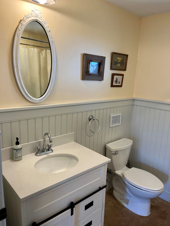 Charming Farmstay Cottage with Vineyard and Ocean Breezes on Block Island, Rhode Island