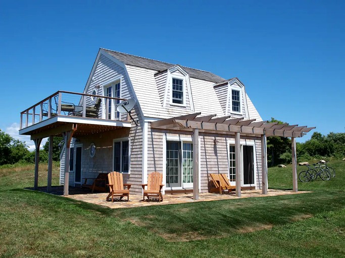 Charming Farmstay Cottage with Vineyard and Ocean Breezes on Block Island, Rhode Island