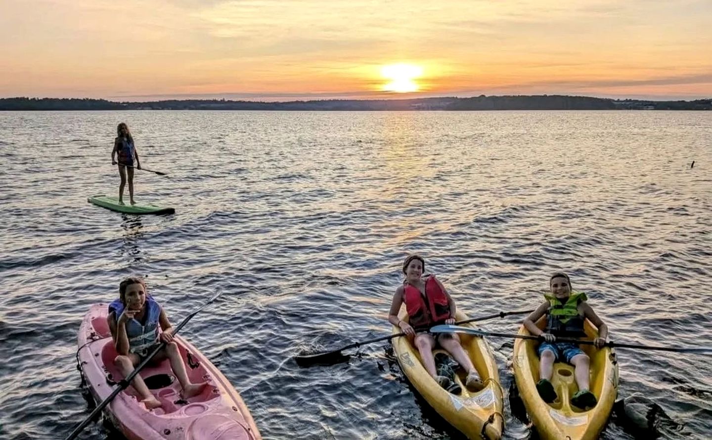 Spacious Lakeside Escape with Picnic Shelter, BBQs & Outdoor Adventures in Ontario, Canada