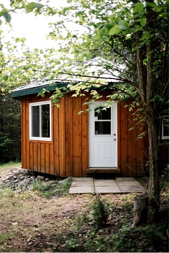 Spacious Lakeside Escape with Picnic Shelter, BBQs & Outdoor Adventures in Ontario, Canada