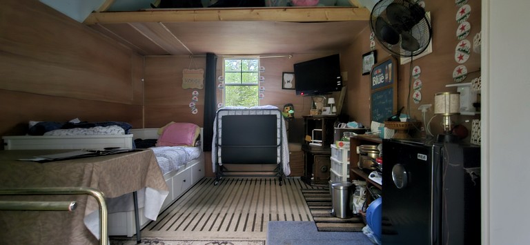 Cabins (Canada, Grenville-sur-la-Rouge, Quebec)