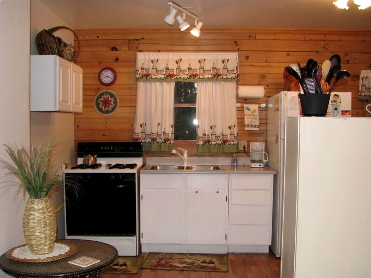 Charming Woodland Cabin with Cozy Porch & Green Space in Cripple Creek, Colorado