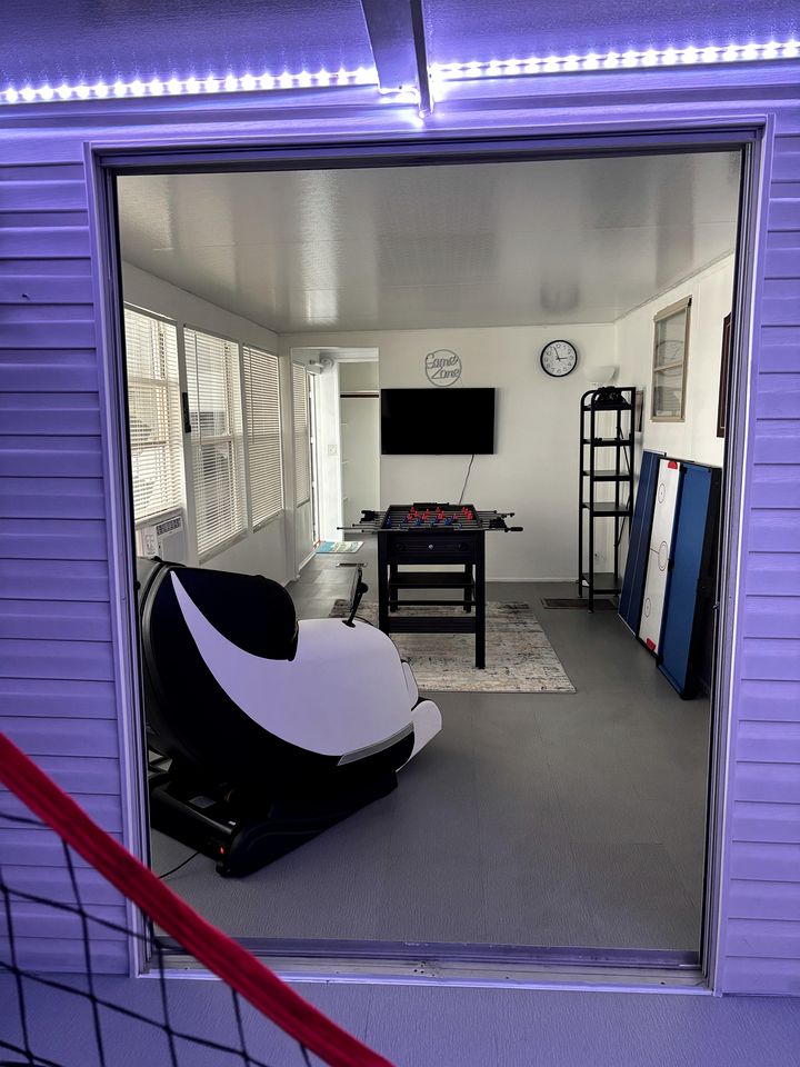 Relaxing Adults-Only Mobile Home with Bayfront Access & Game Room Near Bahia Beach, Ruskin, Florida