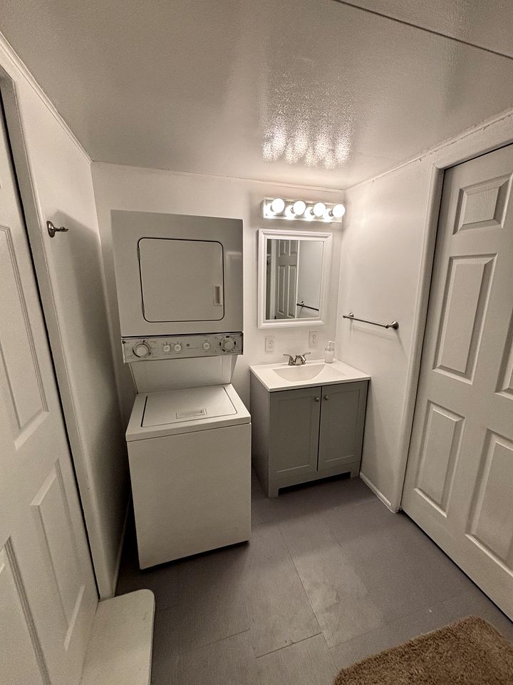 Relaxing Adults-Only Mobile Home with Bayfront Access & Game Room Near Bahia Beach, Ruskin, Florida