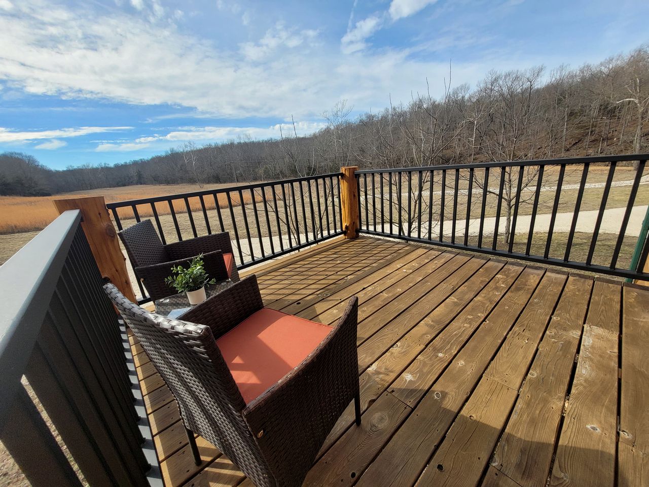 Peaceful Woodland Cabin with Balcony & Starry Nights in Steelville, Missouri