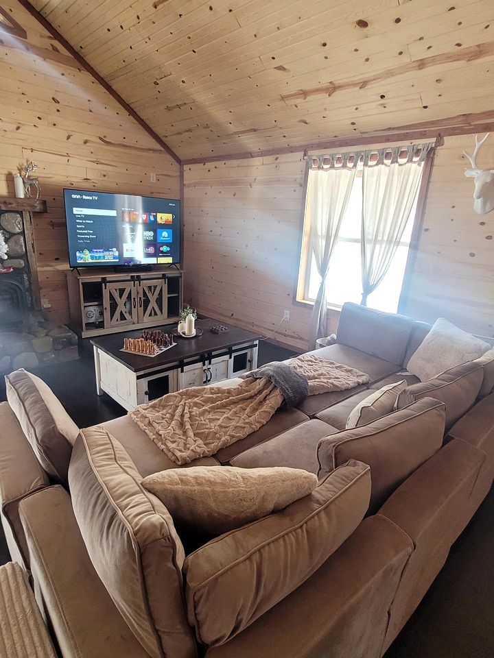 Peaceful Woodland Cabin with Balcony & Starry Nights in Steelville, Missouri