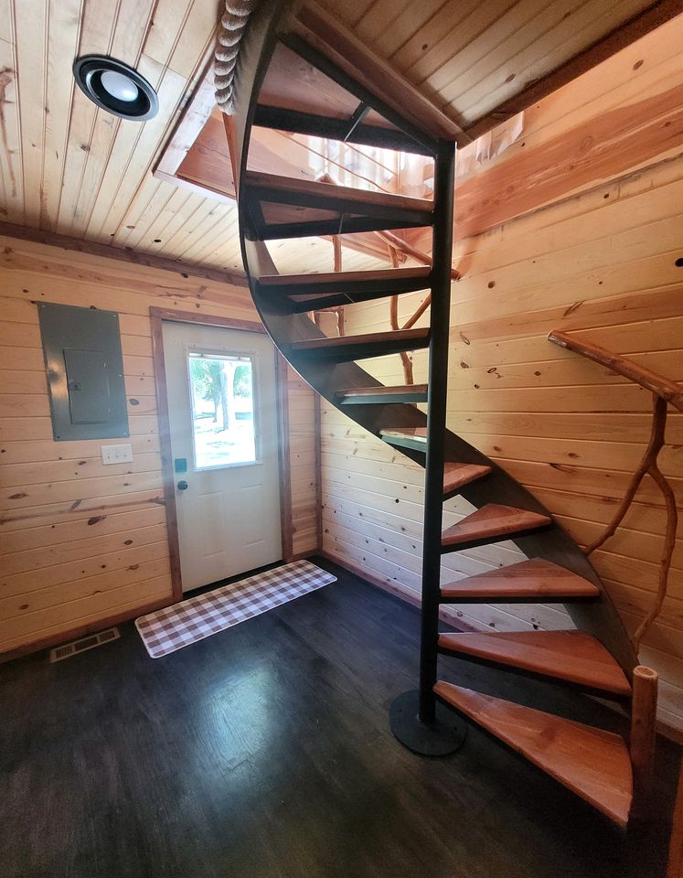 Peaceful Woodland Cabin with Balcony & Starry Nights in Steelville, Missouri