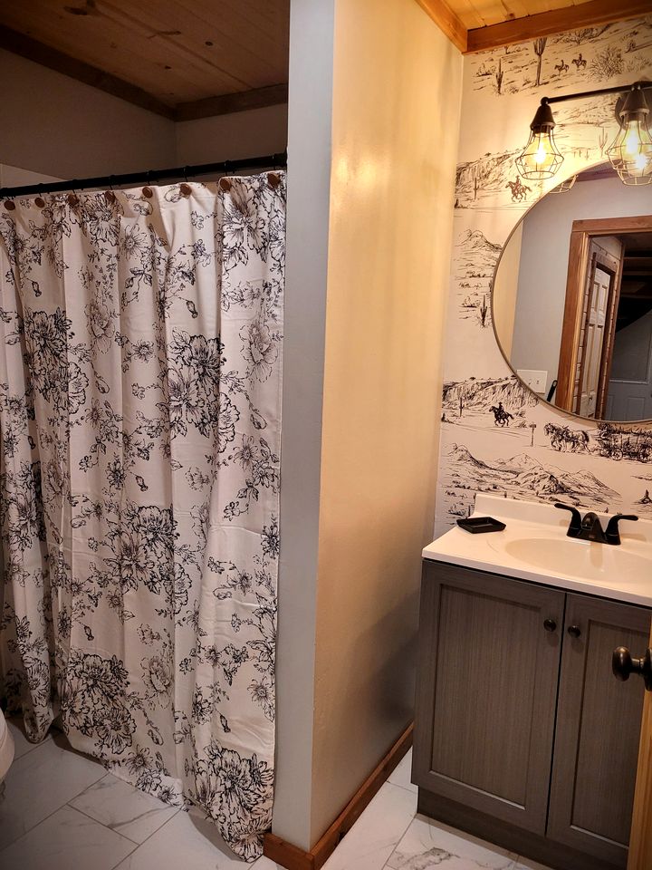 Peaceful Woodland Cabin with Balcony & Starry Nights in Steelville, Missouri