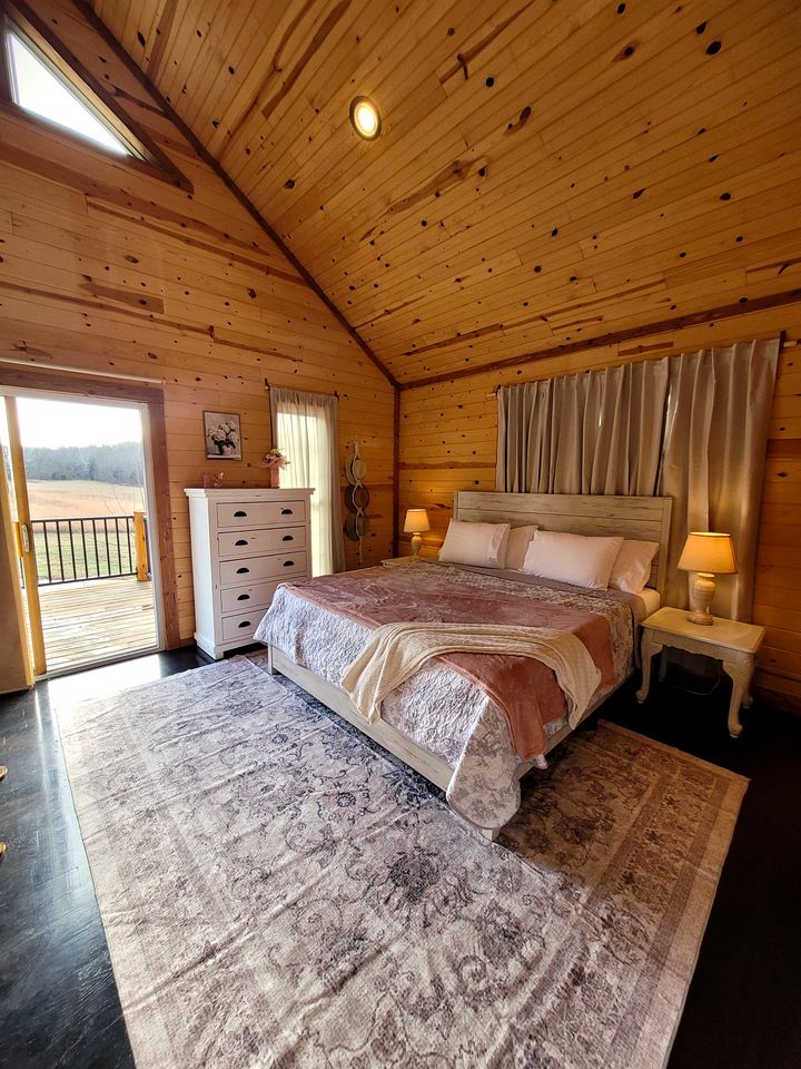 Peaceful Woodland Cabin with Balcony & Starry Nights in Steelville, Missouri