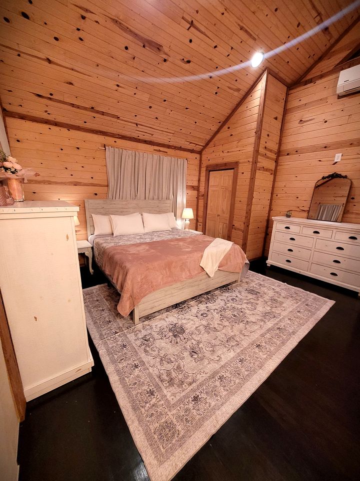 Peaceful Woodland Cabin with Balcony & Starry Nights in Steelville, Missouri