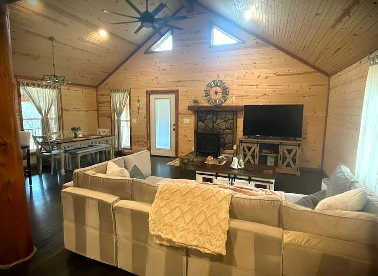 Peaceful Woodland Cabin with Balcony & Starry Nights in Steelville, Missouri