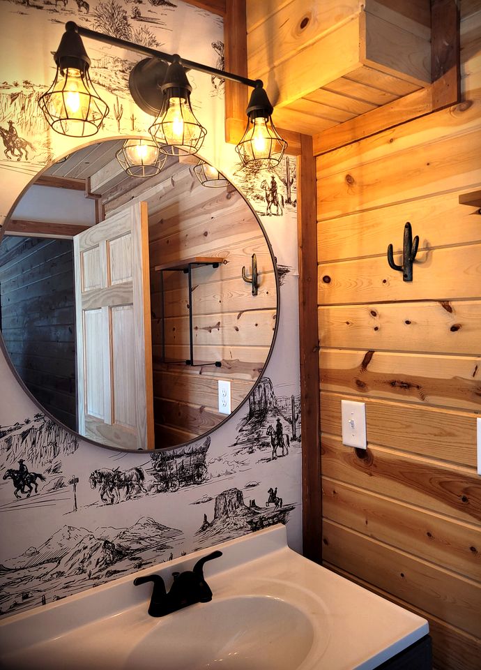 Peaceful Woodland Cabin with Balcony & Starry Nights in Steelville, Missouri