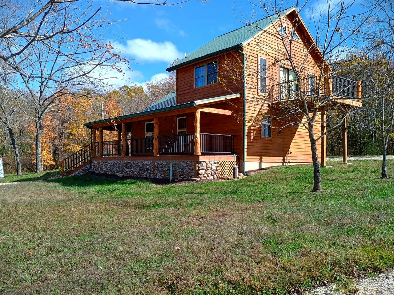 Peaceful Woodland Cabin with Balcony & Starry Nights in Steelville, Missouri