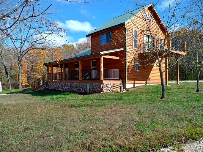 Peaceful Woodland Cabin with Balcony & Starry Nights in Steelville, Missouri