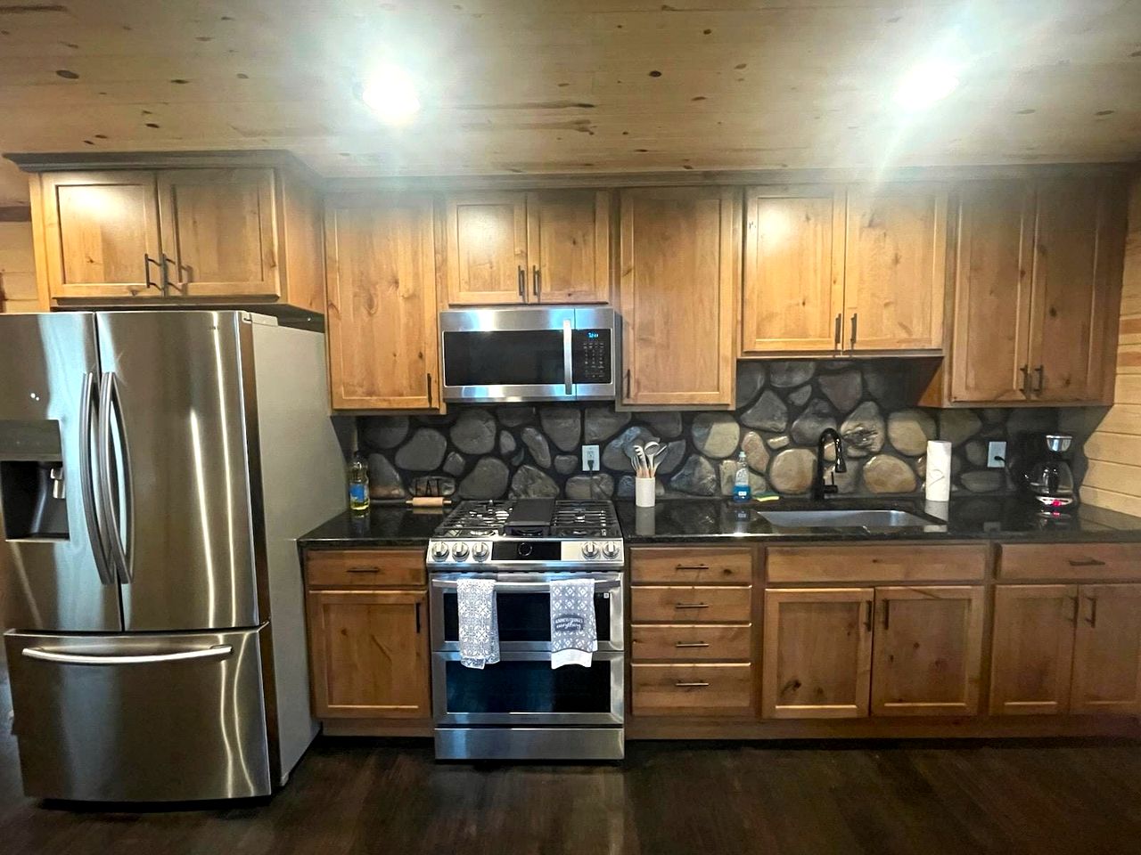 Peaceful Woodland Cabin with Balcony & Starry Nights in Steelville, Missouri