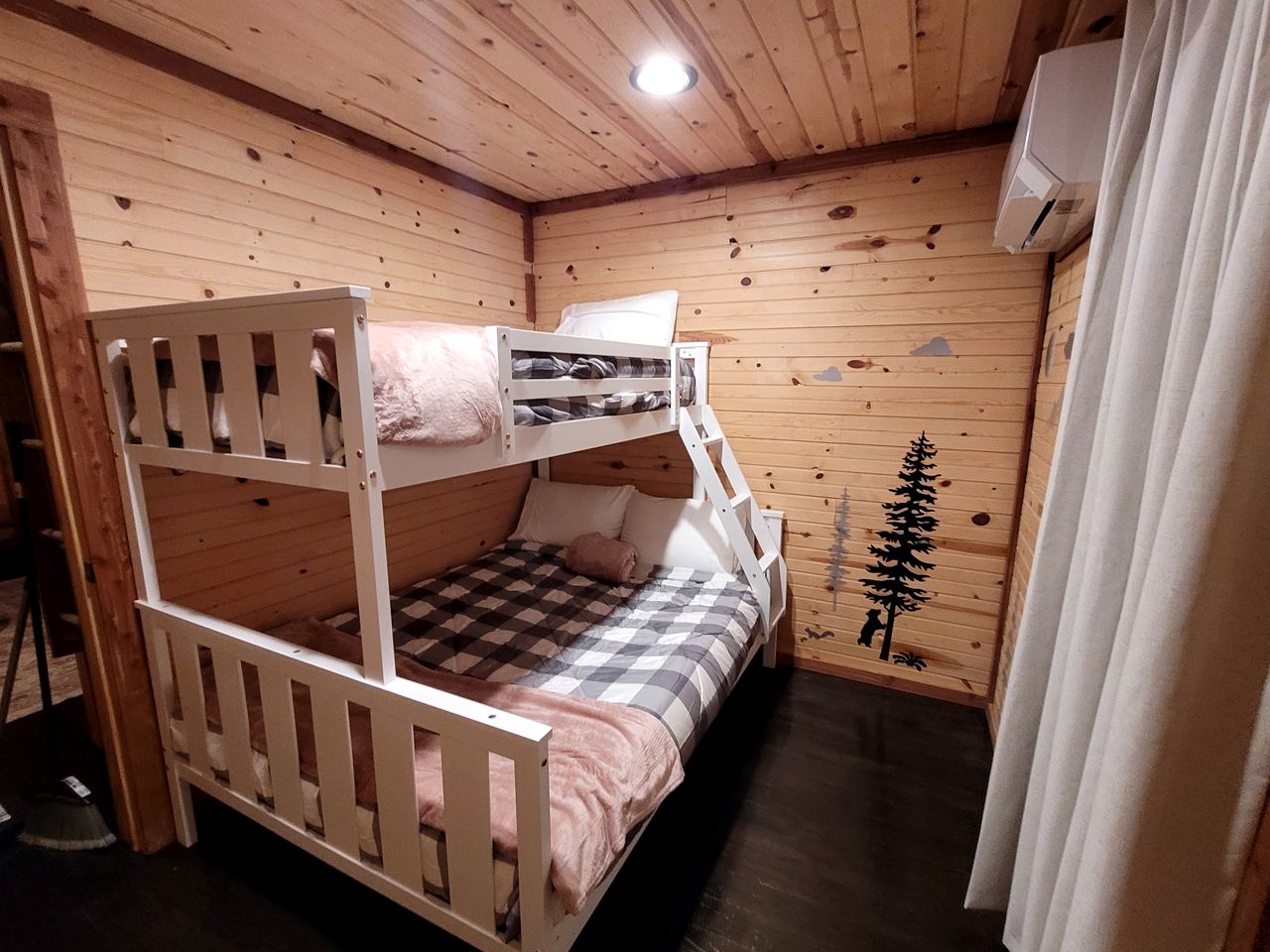 Peaceful Woodland Cabin with Balcony & Starry Nights in Steelville, Missouri