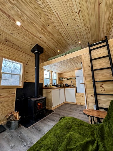 Cabins (Canada, Luskville, Quebec)