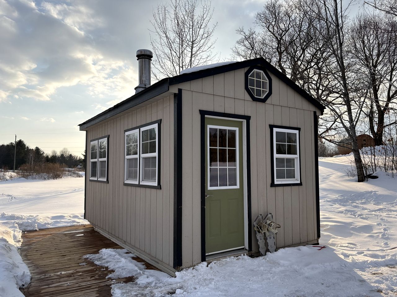 Charming Off-Grid Cabin with Forest Trails and Outdoor Fire Pit in Quebec, Canada