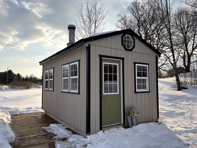 Charming Off-Grid Cabin with Forest Trails and Outdoor Fire Pit in Quebec, Canada