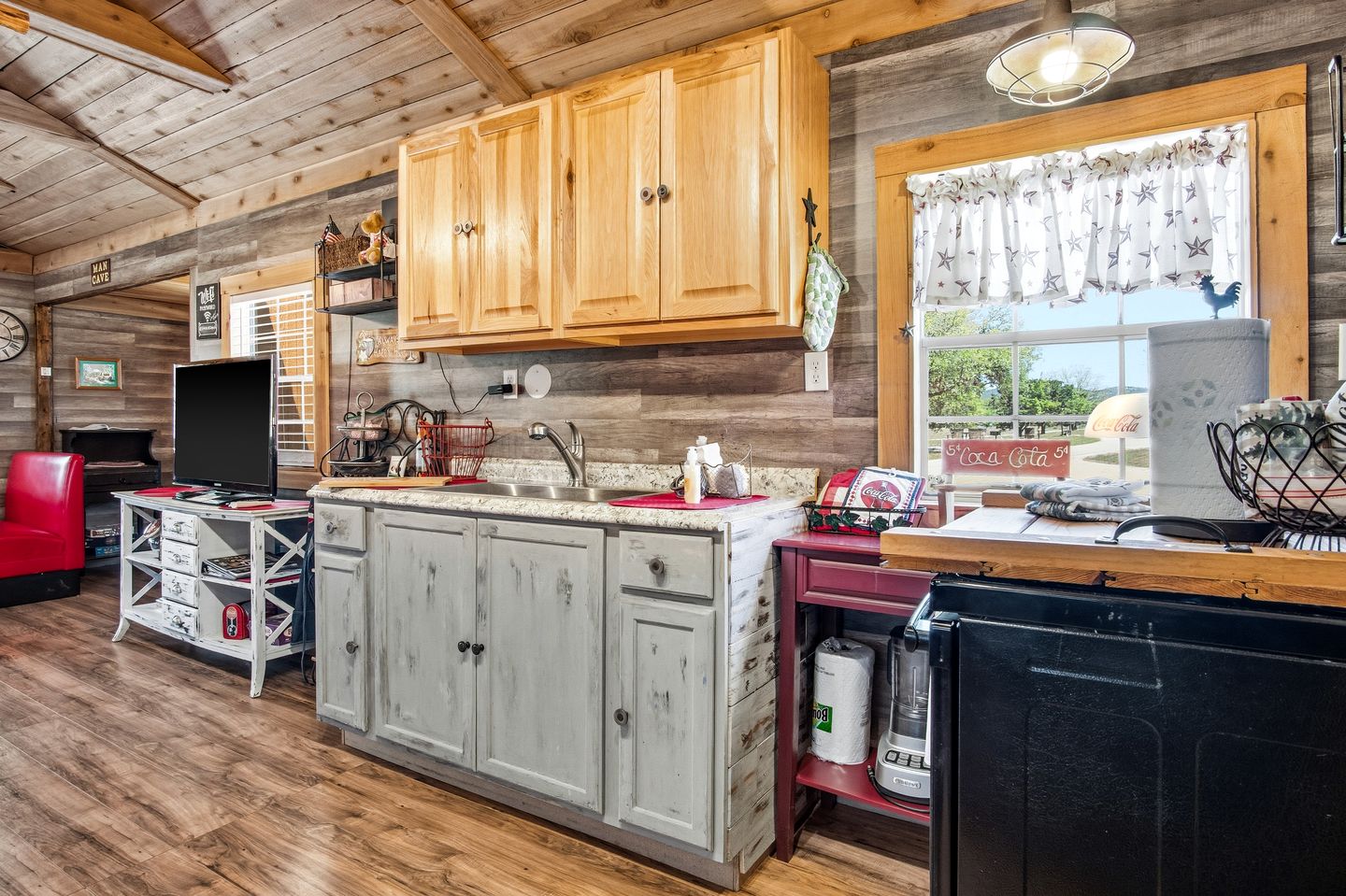Peaceful Waterfront Retreat with Private Riverfront & Wildlife Views in Medina, Texas