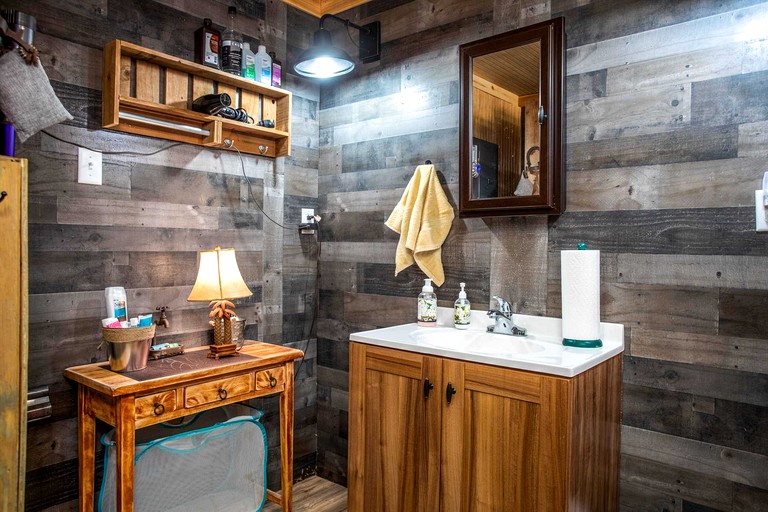 Cabins (United States of America, --, --)