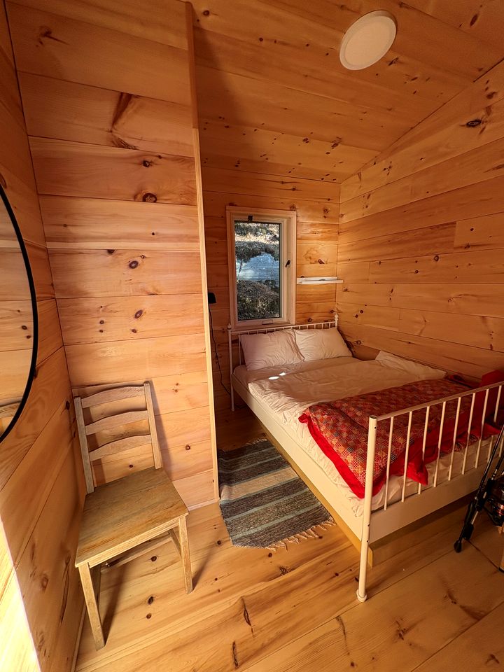 Off-Grid Lakeside Cottage with Stunning Sunset Views in Ontario, Canada